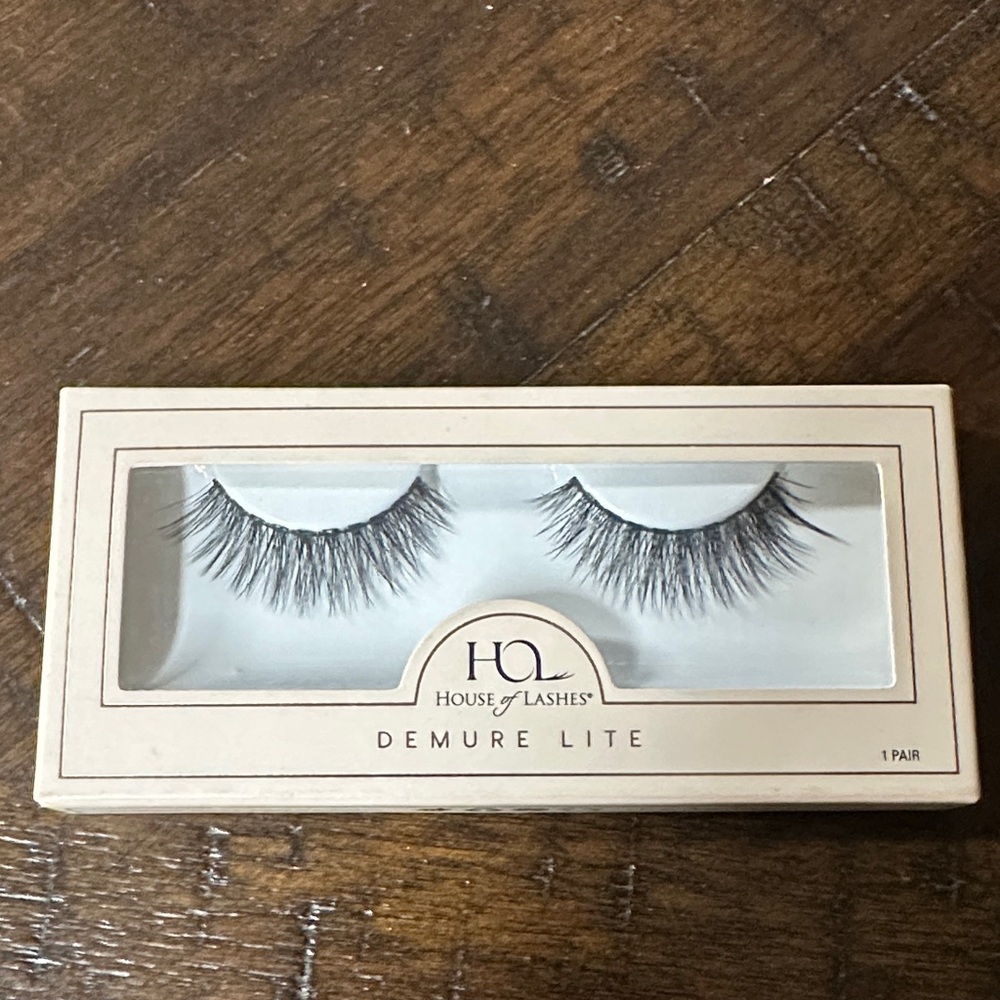 House of Lashes Demure Lite Eyelashes - Black